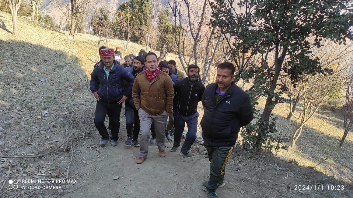 Sunil_SharmaBJP's tweet photo. Visited village Dool and Kwar and went to the homes of Sh. Amjad Hussain of Dool who died due to an unfortunate accident at work site and Mr Naresh Kumar of village Kwar who died due to cardiac arrest to convey my heart felted  condolences. https://t.co/Iku94gtBWF