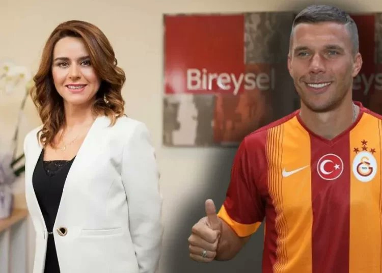 Seçil Erzan'ın, bir dönem Galatasaray'da oynayan Podolski'yi de fona davet ettiği ancak Podolski'nin 'Bunlara kafa yoramayacağım.' diyerek olumsuz yanıt verdiği ortaya çıktı.