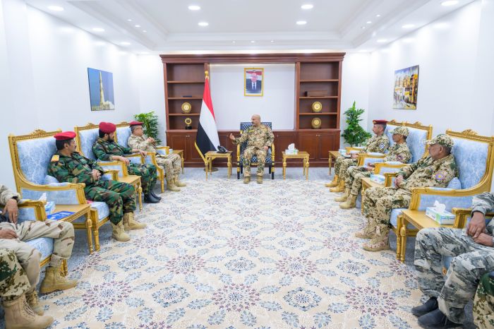 YEMENALHRIH's tweet photo. طارق صالح: كافة الجبهات في تعز والحديدة تمثل مسرحًا حربيًا واحدًا يتحد فيه رفاق السلاح ضد عدو مشترك. #الجمهورية #اليمن #تعز #الحديدة #طارق_صالح #طارق_صالح_المقاومة_الوطنية https://t.co/QTqyZCBkgG