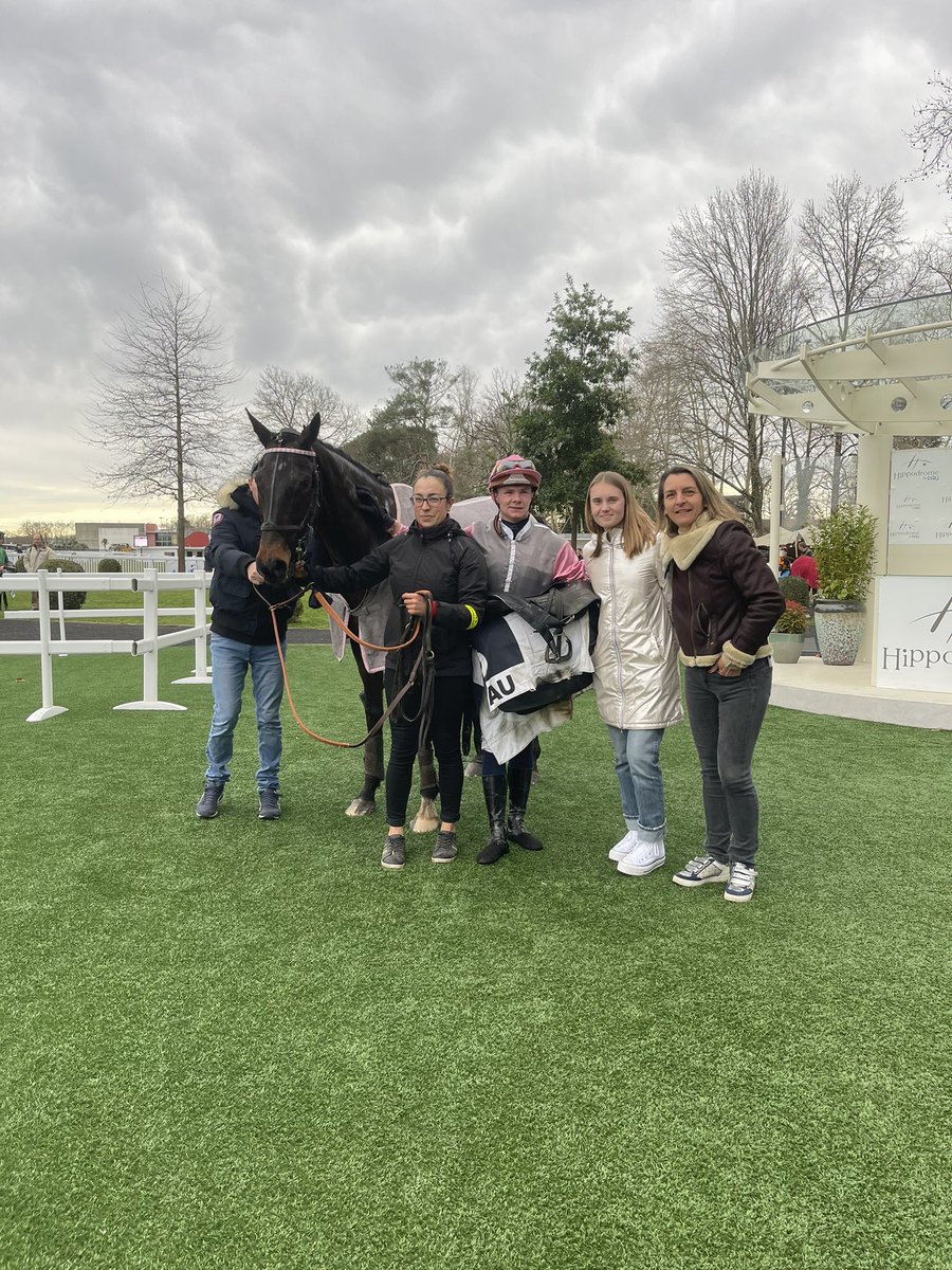 Hippodrome_Pau's tweet photo. FAN D’APPLE’S remporte le Quinté du jour, le Prix @equidia 👏🥇 sous la selle de Lucas ZULIANI (qui remporte les 2 premiers Quinté de cette saison) et pour l’entraînement de Patrice QUINTON 👏🏇 https://t.co/H1knvIRKjb