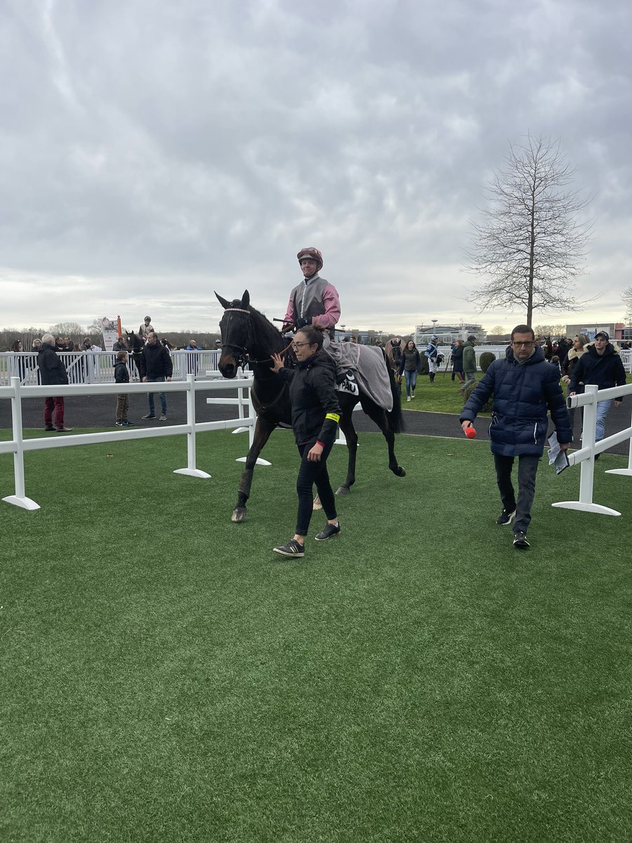 Hippodrome_Pau's tweet photo. FAN D’APPLE’S remporte le Quinté du jour, le Prix @equidia 👏🥇 sous la selle de Lucas ZULIANI (qui remporte les 2 premiers Quinté de cette saison) et pour l’entraînement de Patrice QUINTON 👏🏇 https://t.co/H1knvIRKjb