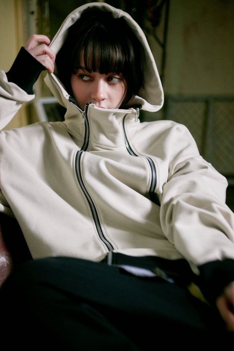 some0658's tweet photo. 【 プレゼント企画 】

新作コレクションより〔Parted around zip hoodie〕を一名様に。

応募方法は
①フォロー
②ツイートを「いいね」
③ご希望のカラー、ブラックorグレージュのどちらかをリプ欄で教えてください。

締め切りは1/8 23:59まで。

ご応募お待ちしております💐

https://t.co/5mrrl6yIG6