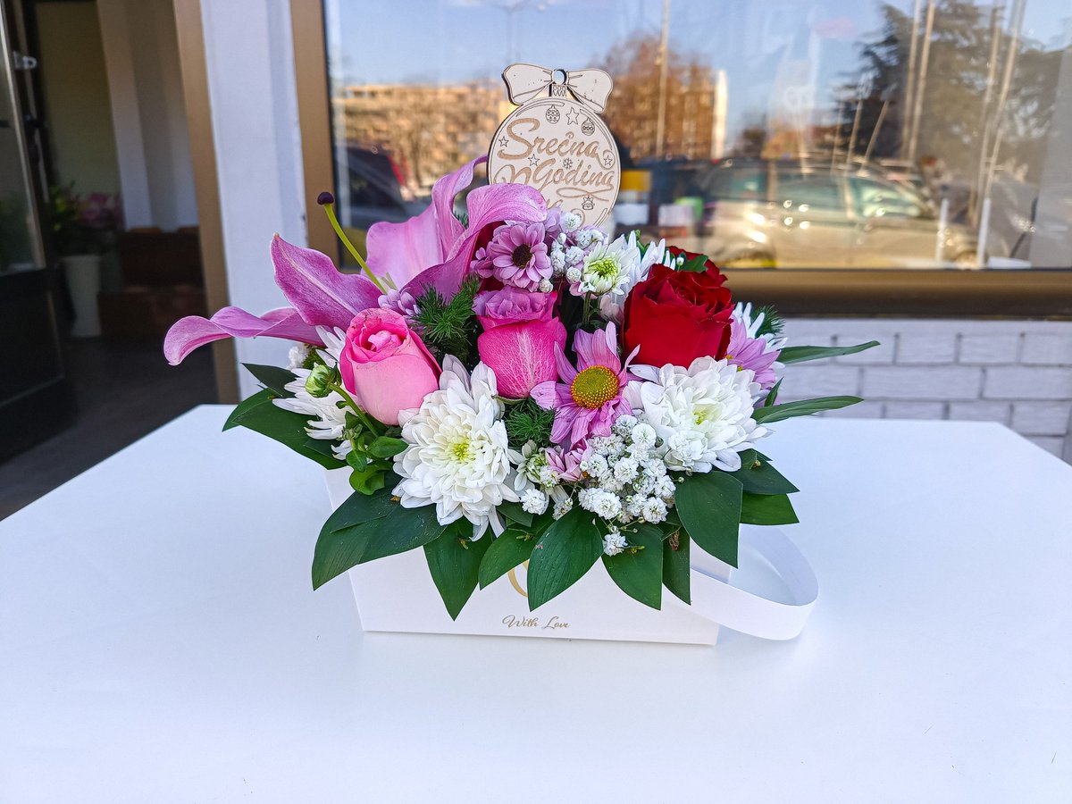 #christmasdecorations #tabledecorations #ikebana #whiteflowerbox #flowerbox #lilies #roses #chrysanthems #pinkorientallilies #redroses #pinkroses #coolwaterroses #whitechrysanthemum