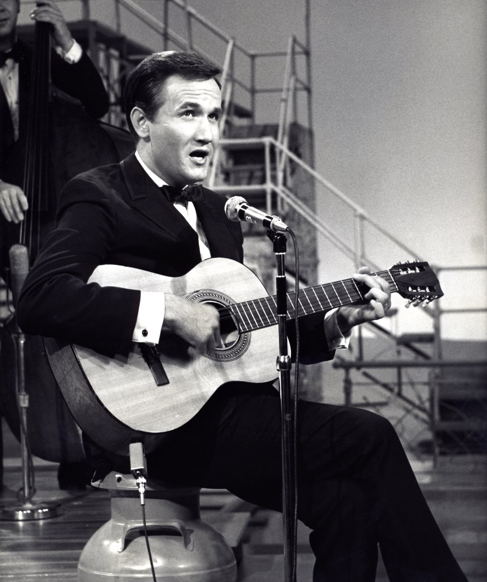 okhistory's tweet photo. Roger Miller would eventually find fame as a musician &amp; actor. He won 11 Grammy Awards &amp; wrote many well-known songs, including “King of the Road,” “Dang Me,” “Chug-a-Lug,” &amp; “Do-Wacka-Do.” . 🧵 (2/2)

(OHS photo) #OKPOP https://t.co/WGhAykDmoc