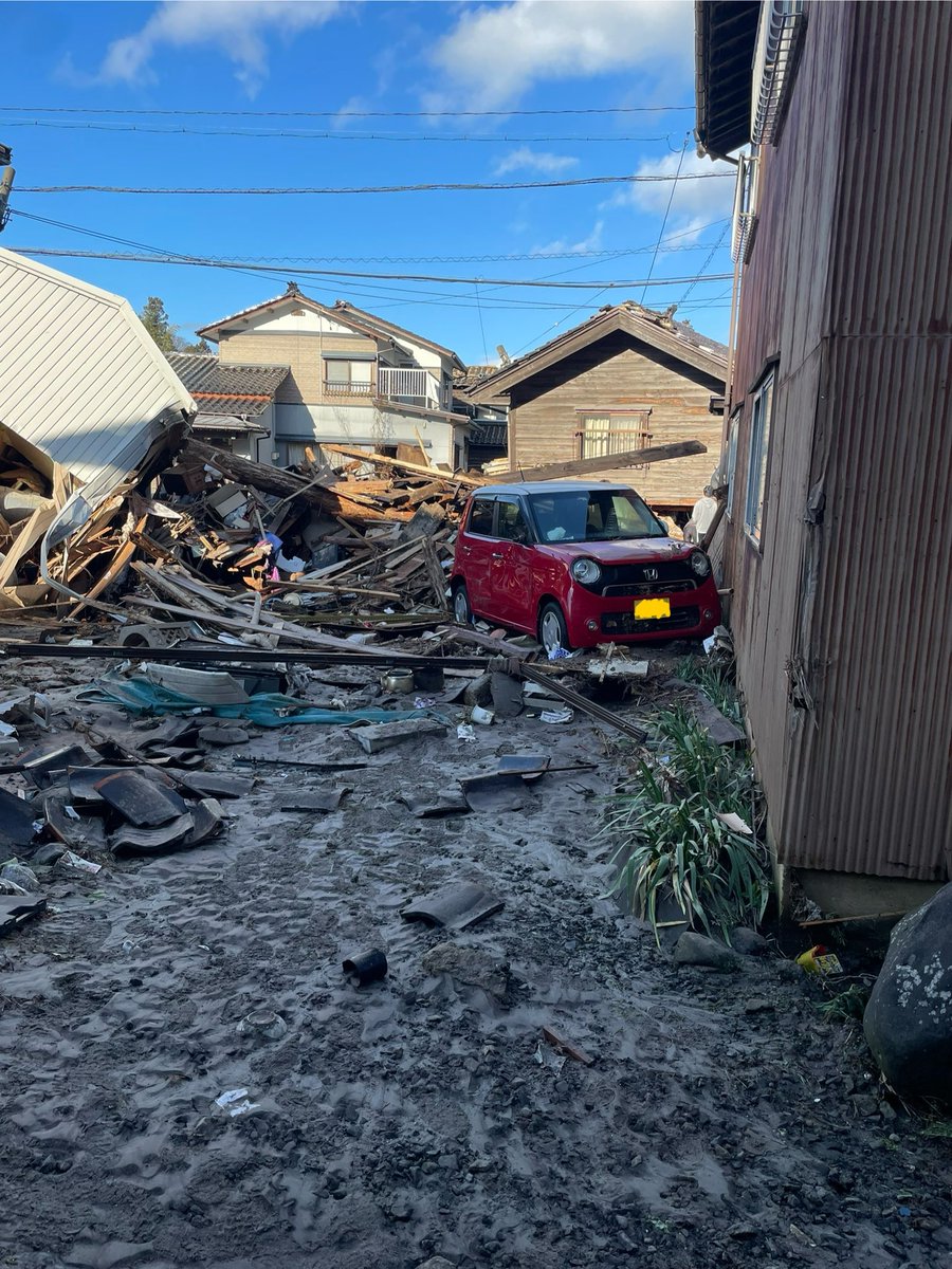 sinpiiin's tweet photo. 私の車も流されて動かないし、近隣にスーパーもなく道も塞がっていて、本当に食料がないです… https://t.co/EUoLJR8Mcq