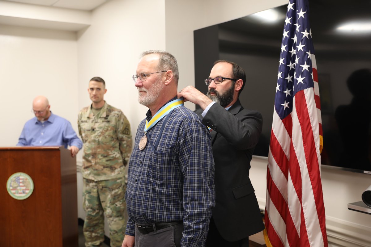PEO Soldier, the @USArmy and the nation thank Mr. Paul Woodman for his decades of service to our country, culminating as a Physicist, Product Manager Soldier Precision Targeting Devices (PdM SPTD). We wish him well in the next chapter of his life! #retirement #Gratitude