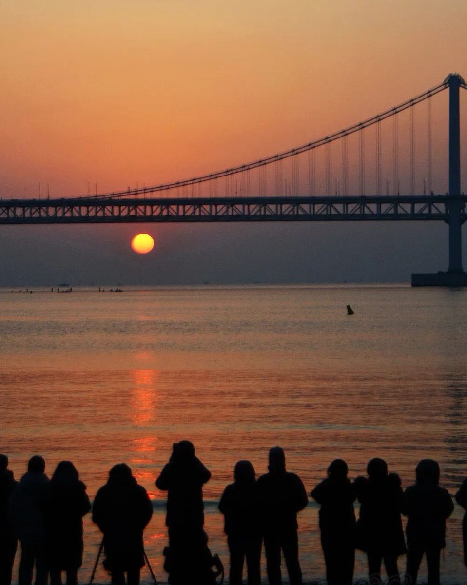 KoreanAir_KE's tweet photo. Let’s rise to the location at these top #sunrisespot for the New Year in South Korea! 🌞😉
📸 via IG
(1) @_pencil4b
(2) @piece.hee_Jeju
(3) @teejaykim_Gangneung
(4) (5) @vinodok_Busan
(6) @aditya_photos_Pohang https://t.co/oGLs7Aw49y