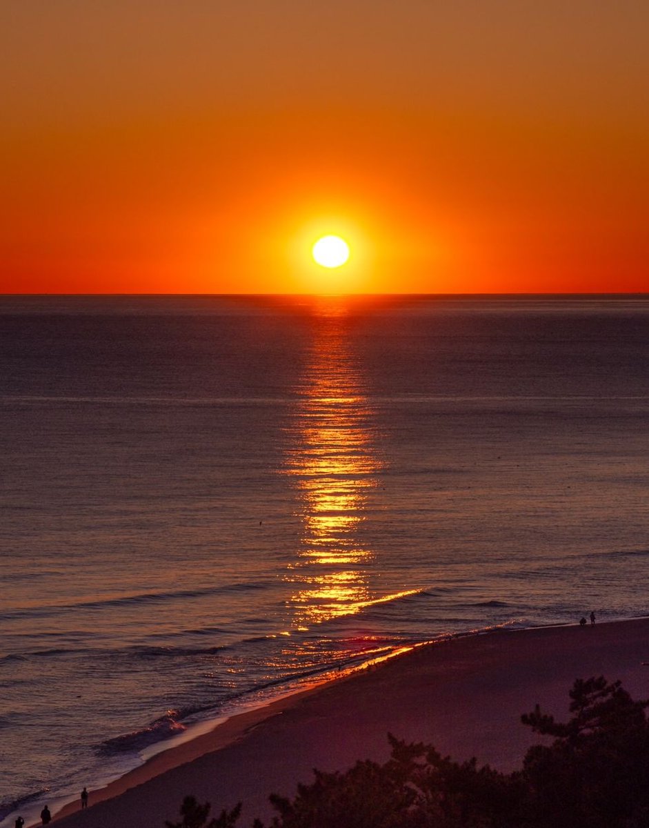 KoreanAir_KE's tweet photo. Let’s rise to the location at these top #sunrisespot for the New Year in South Korea! 🌞😉
📸 via IG
(1) @_pencil4b
(2) @piece.hee_Jeju
(3) @teejaykim_Gangneung
(4) (5) @vinodok_Busan
(6) @aditya_photos_Pohang https://t.co/oGLs7Aw49y