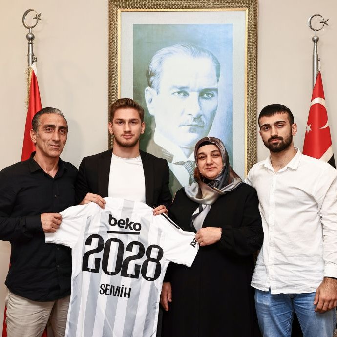 Fotomaç on X: "Semih Kılıçsoy ve ailesi ???? https://t.co/0HI9ZZ3LOY" / X