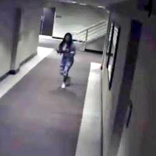 CrimesReais's tweet photo. A misteriosa morte da jovem encontrada no congelador de um hotel: https://t.co/MJWXzRznLA