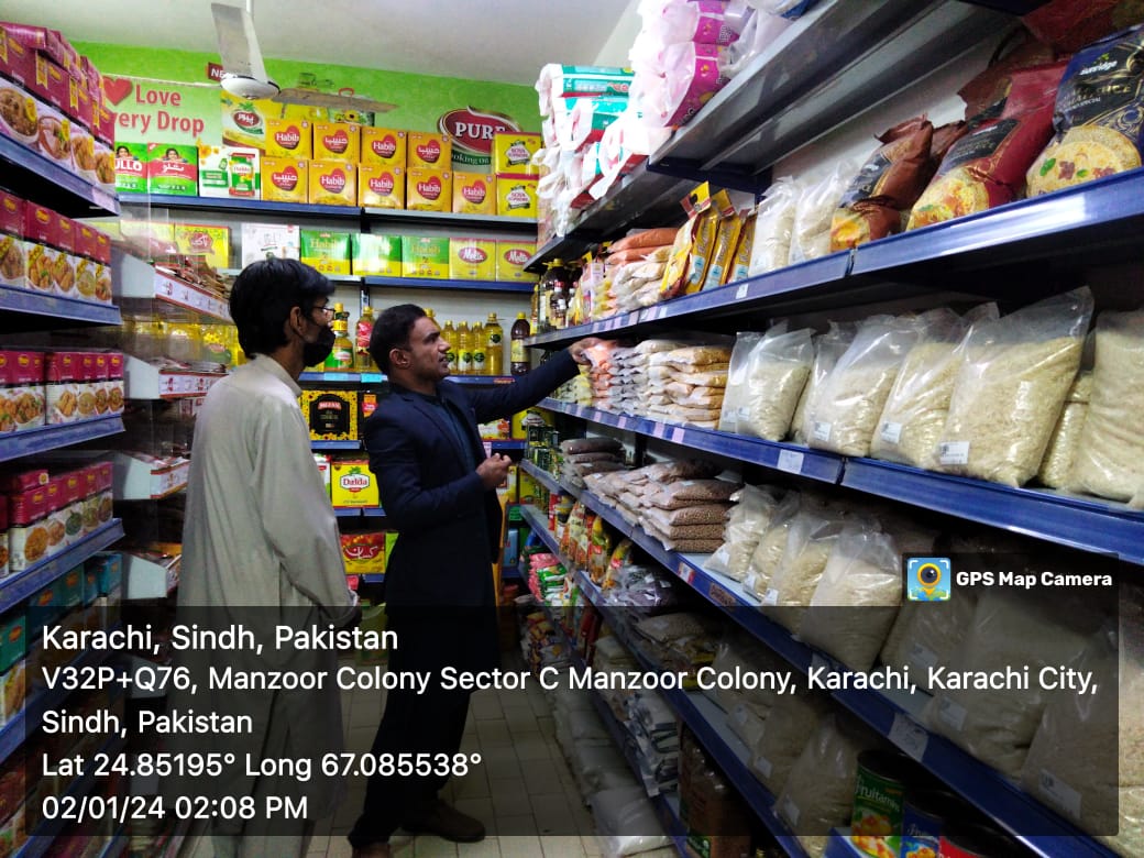 DCKarachiEast9's tweet photo. Price Checking conducted by Mukhtyarkar Ferozabad at Manzoor Colony ensures fair prices for commodities by checking against government-notified rates, taking action against profiteers to maintain affordability for everyone.
#Mukhtyarkar #DCEast #Fairness #Updates https://t.co/F2A10SNEbv