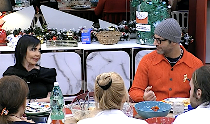 baboonjazzsoon's tweet photo. a tavola mancano Psyco, Ratto e Anicessa

Honey : mi sembra che oggi ci sia un'atmosfera rilassata, sbaglio ?
e guarda volutamente la Dinosaura, che abbozza, bruciando

HONEY TE SE AMAAAAAA

 #GrandeFratello https://t.co/8MSYJAdNJT