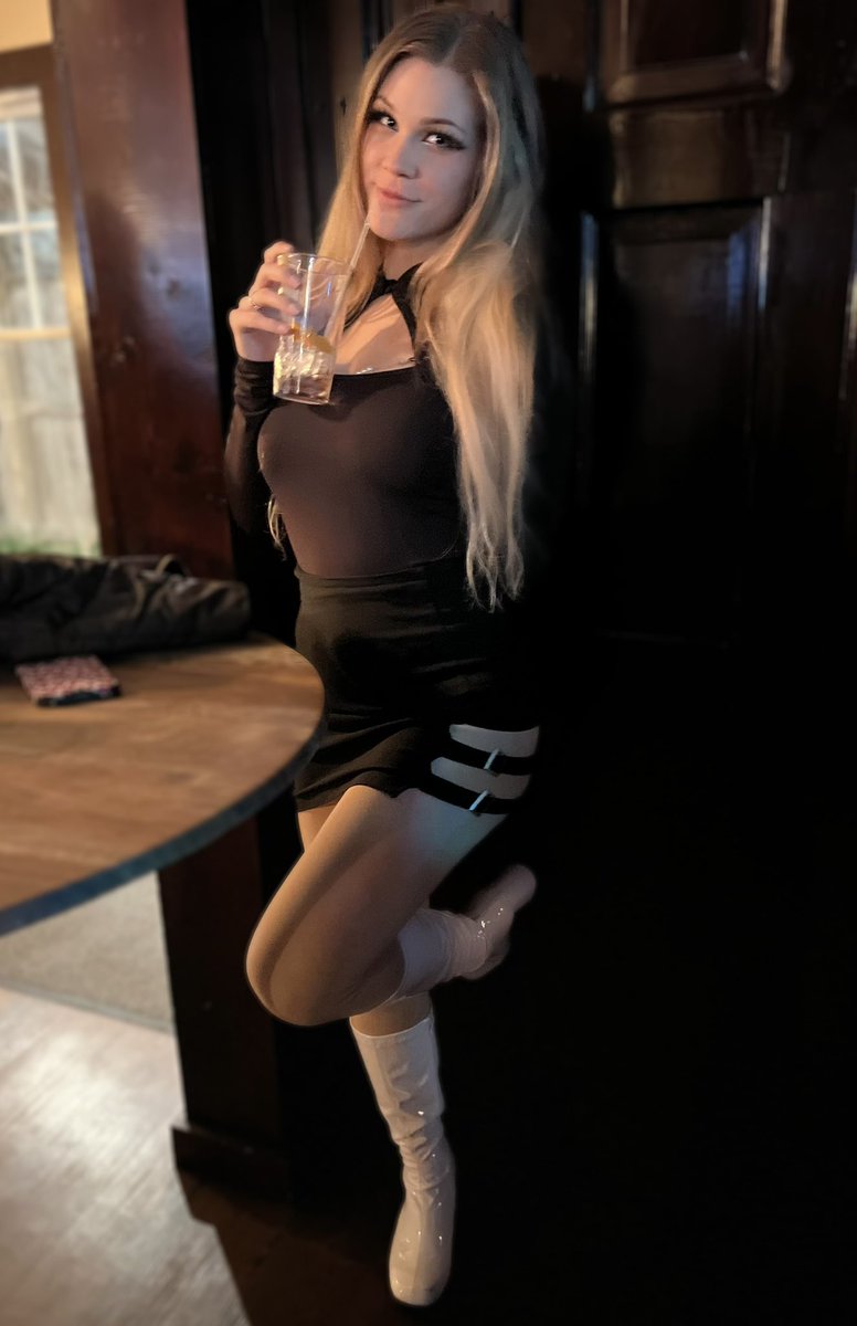 starry_saraph's tweet photo. Happy 2024🎉🍾 From your local gogo dancer~ https://t.co/7pXQvyIx2D
