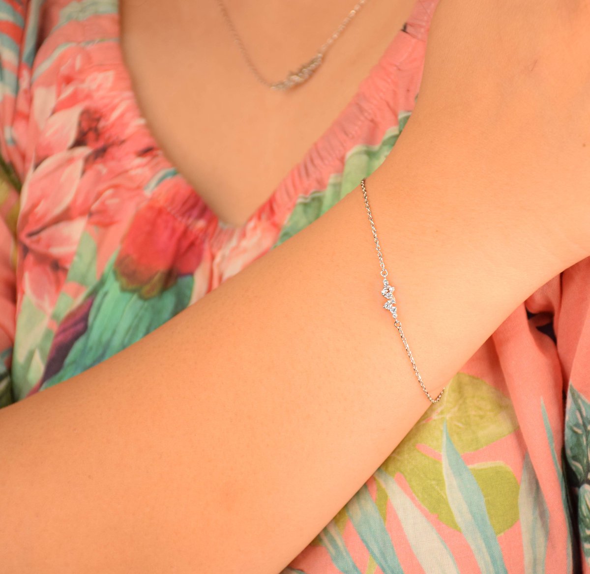 اینکه مشتری‌های قدیمی دوباره از ما خرید کنن خیلی به ما انگیزه می‌ده چون یعنی همه چیز از طراحی و ساخت تا ارسال خوب بوده

اما این قصه متفاوته، دیروز انگشتر پروین رو فرستادیم و امروز همون مشتری دستبندش رو هم سفارش داد، این اوج‌ چیزیه که ما می‌خوایم، اینکه لاکوی هیچ نقصی نداشته باشه.