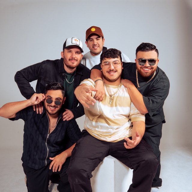Artistas latinos con mayor cantidad de canciones en simultáneo dentro del Chart Global de Spotify:

#1. Peso Pluma — 8
#2. Grupo Frontera — 5
#3. Bad Bunny, Fuerza Regida, Junior H, Karol G y Xavi — 4