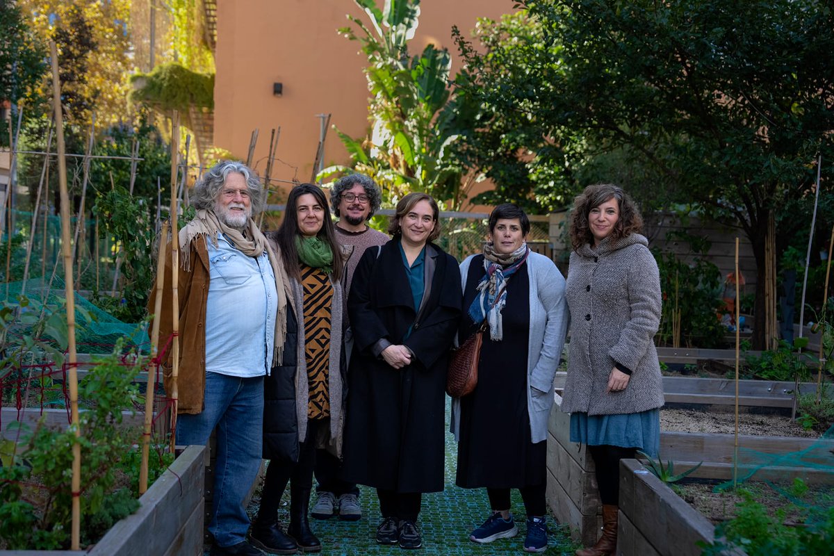 P9encomu's tweet photo. Ens ha deixat un amic i veí, polifacètic, que treballava incansablement per transformar la vida de les persones a través de l'art i de fer dels nostres carrers espais plens de vida, des del Col•lectiu Superilla Poblenou. 
Que la terra us sigui lleu, Xefo i  Curra! 💚 https://t.co/4iRq61HOyd