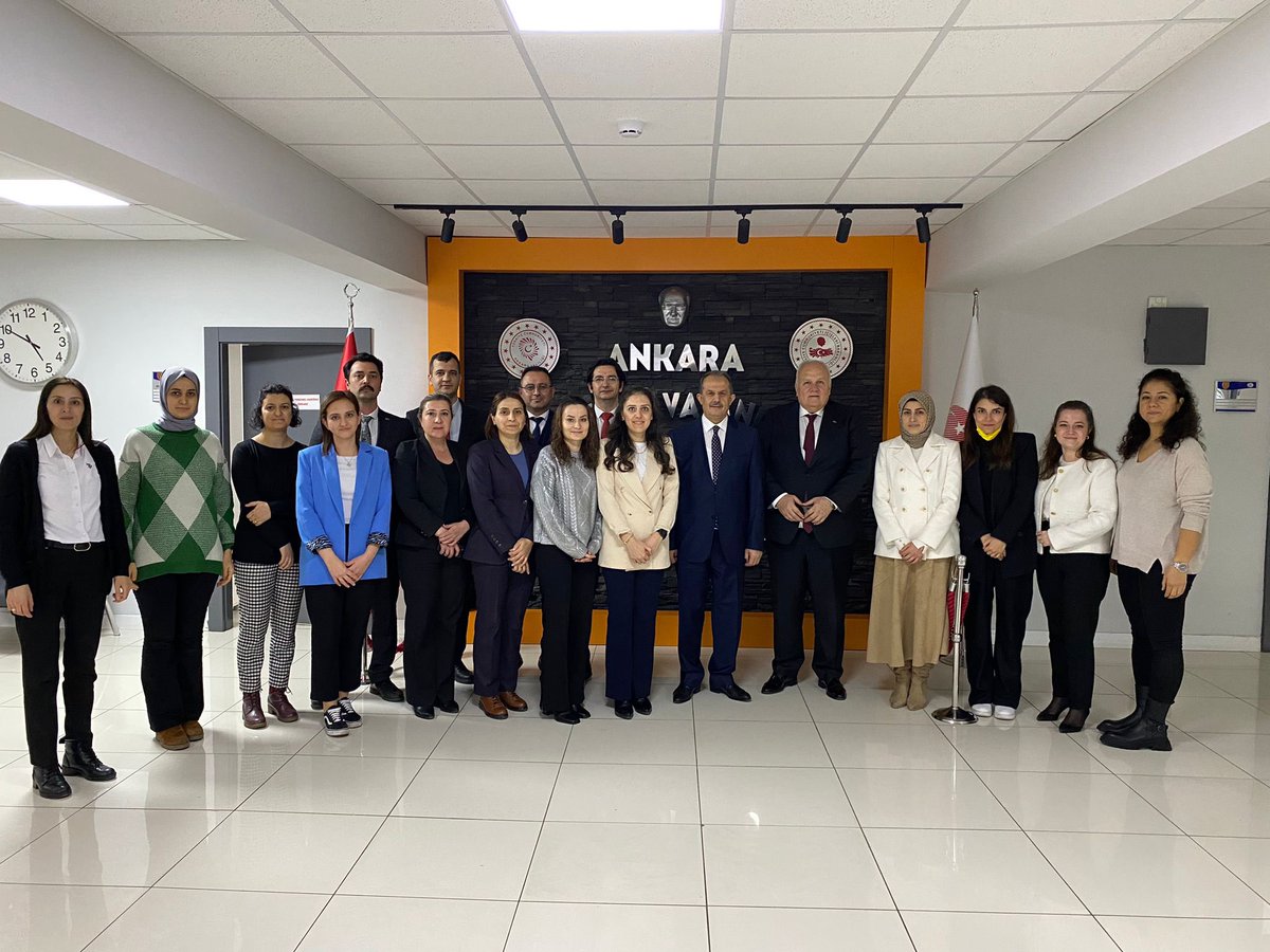 ankara_il's tweet photo. Vali Genel Müdürümüz Sayın İbrahim TAŞYAPAN 2023 yılında ki başarılı çalışmaları ve yıl sonunda oluşan yoğun talepleri özverili bir şekilde karşılayan  tüm nüfus personeline il müdürlüğümüz nezdinde teşekkür etti.
@av_mehmetsaglam 
@vasipsahin 
@itasyapan 
@edizsurucu 
@TCNufus https://t.co/Lc6yjvoshY
