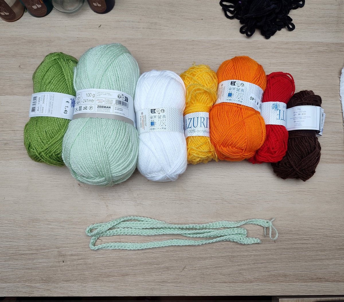 noe_de_larche's tweet photo. Début du thread Temperature Blanket let's goooo !
(J'explique ce que c'est en dessous)

J'ai choisi mes couleurs et leurs correspondances et ai fait le 1er rang, pour le 1er jour de 2024 ! https://t.co/SVbh6aCyOh