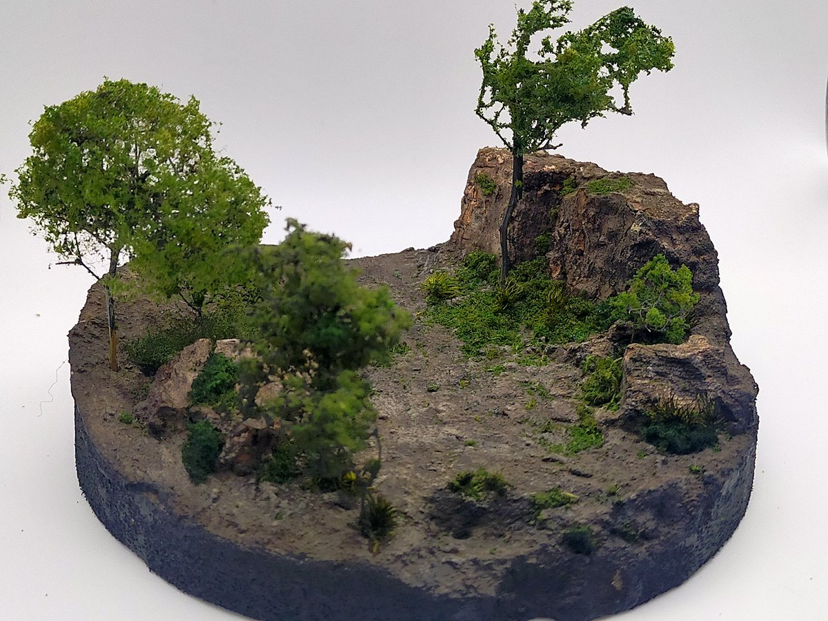 HGUC陸戦型ガンダム完成しました。ベースはスタイロを円形に切り岩はコルクで作りました。今度自然光で撮りたいな
#陸戦型ガンダム
#ガンプラ
#ジオラマ