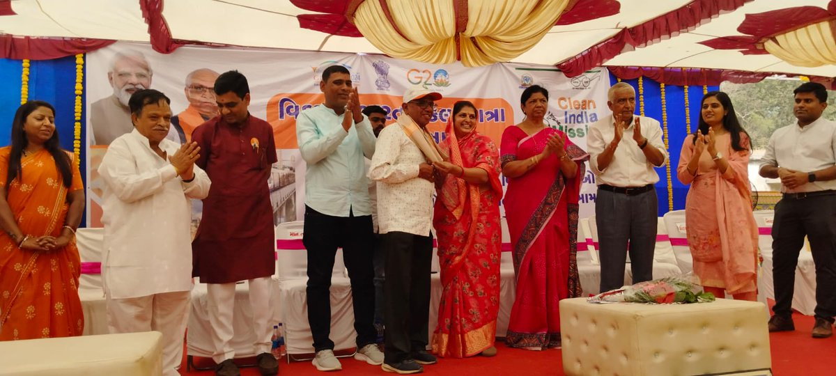 આજરોજ #ViksitBharatSankalpYatra અંતર્ગત વાઘોડીયા તાલુકાના વાઘોડીયા ગામે માન.મુખ્યમંત્રીશ્રીએ ડ્રોન ટીમ લીડર સાથે યાત્રાના અનુભવ વિશે સંવાદ કર્યો તથા કાર્યક્રમ મુજબ લાભાર્થીઓને સહાયવિતરણ કરવામા આવ્યું. <a href="/CMOGuj/">CMO Gujarat</a> <a href="/Info_Vadodara/">Info Vadodara GoG</a> <a href="/monakhandhar/">Mona Khandhar IAS</a>