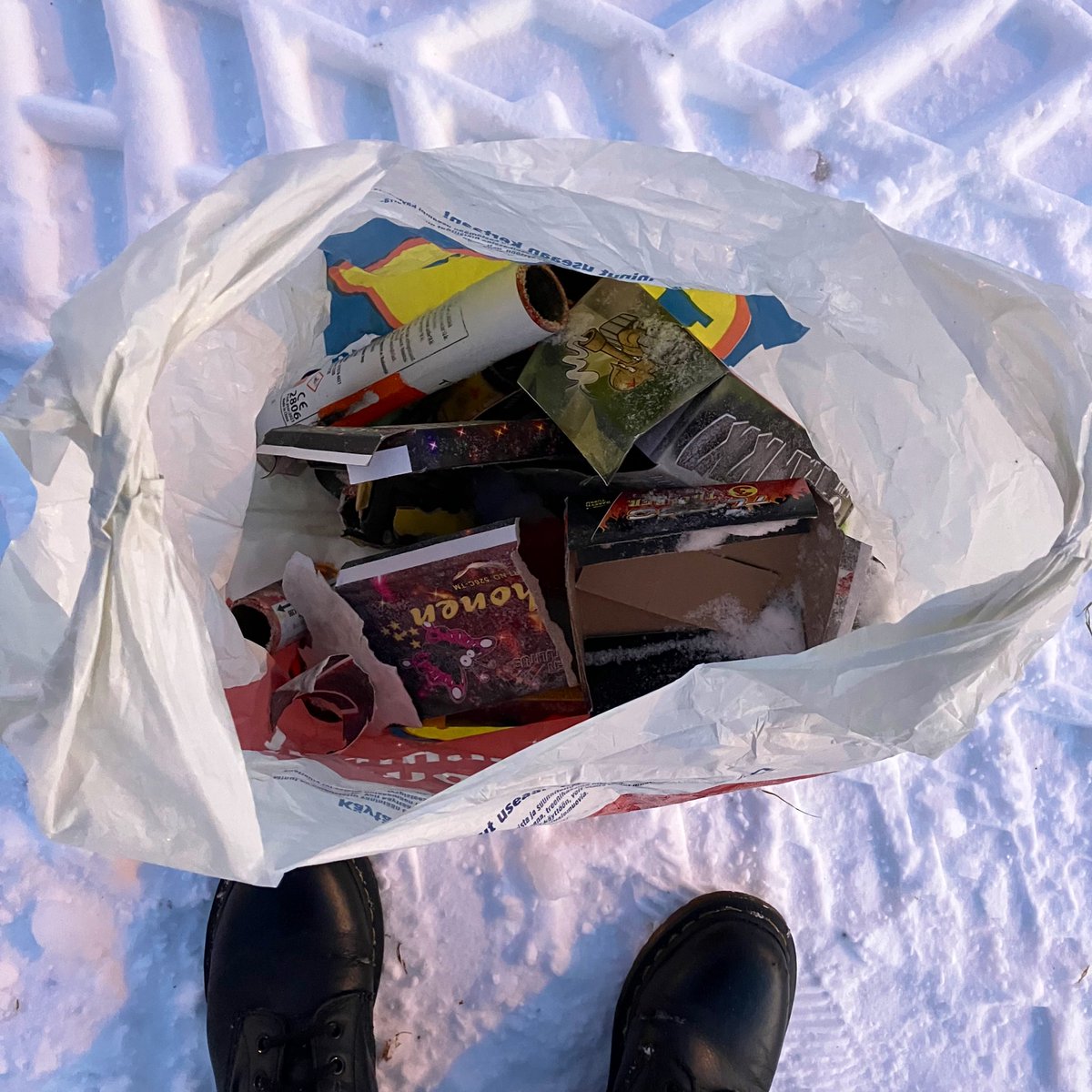 kaisupaulanto's tweet image. Löysin kotimatkalla pussin ja keräsin siihen ilotuliteroskaa. #finditfillit #plogging #spogomi