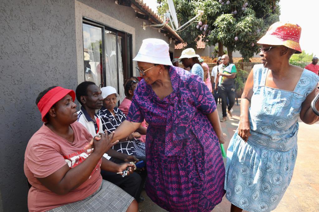 GP_CommSafety's tweet photo. The @GautengProvince Premier, Panyaza Lesufi and @GP_CommSafety MEC, Faith Mazibuko today, visited the family of four siblings who were shot and killed in Jukulyn, Soshanguve on Monday, 01 January 2024, to offer their condolences and get an update on the killings. https://t.co/CyKpXbomG5