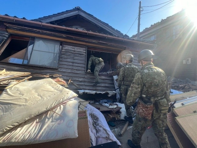 SkyAlertMx's tweet photo. Actualización #TerremotoJapon 🇯🇵

🔸Se reportan 48 decesos luego del sismo de magnitud 7.5 de ayer.
🔸Aún hay personas atrapadas entre los escombros. 
🔸La réplica más grande fue de magnitud 6.2 tan solo 8 min después del sismo principal. https://t.co/19vK4wZlHS