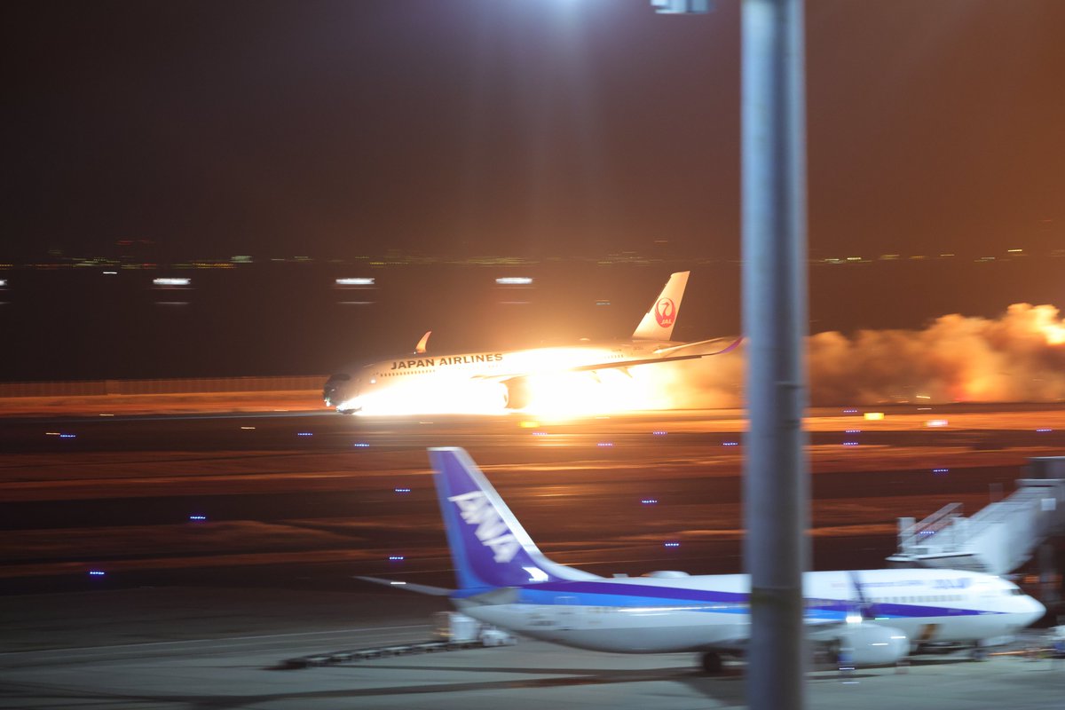 express595's tweet photo. 羽田空港で発生したJAL機と海保機の事故。

私は当時第２ターミナルの展望デッキで撮影をしていて、『次撮ったら切り上げて帰路に着こう』と思って、当該機がランディングする5秒くらい前からファインダー越しに見ていて着陸したと同時くらいのタイミングで「ボンッ」という音と共にJAL機が炎に包まれて接触した付近に火が残り前輪付近に火が出た状態で滑走路を直進して止まった。

念の為画像はセンシングにしております