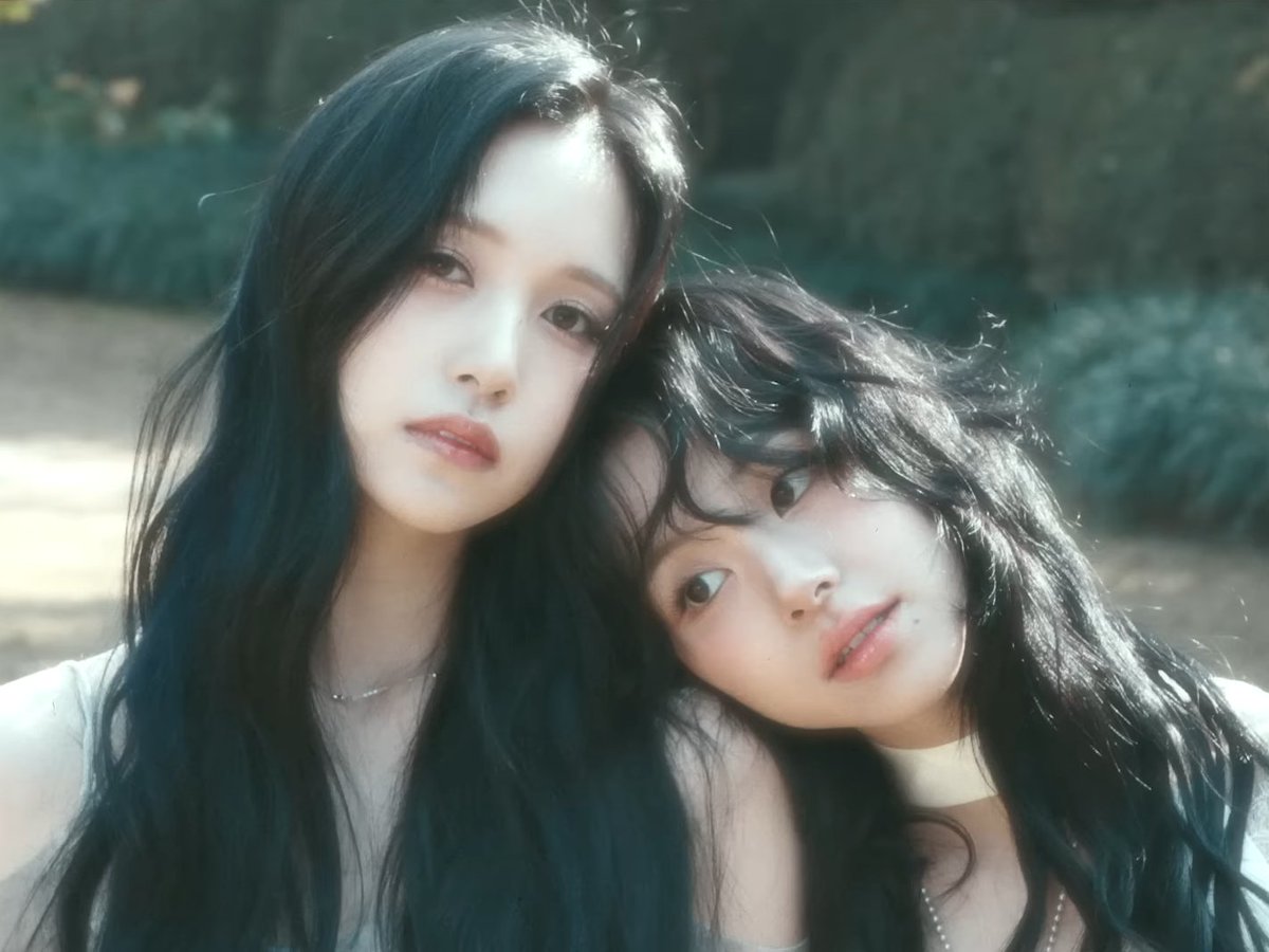 godmitzu's tweet photo. MINA AND CHAEYOUNG LOOK SO PRETTY TOGETHER https://t.co/aF7UEeCMHs