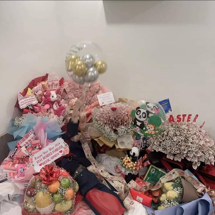 OzgirlSita's tweet photo. เพิ่งจะมีเวลาได้หวีดช่อของขวัญที่ให้น้อง ขอบคุณน้องที่พยายามพิสูจน์ตัวเองให้เห็นตลอดว่าไม่เคยหยุดพัฒนาตัวเอง ขอบคุณที่เป็นความสุขให้พวกเรา ขอบคุณที่ให้พวกเรารักคุณ 🥰🥰🥰🥰🥰 
#quanghungmasterD 
#stageoflove https://t.co/zTJRVVPYYQ