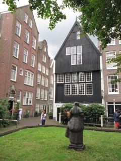 travelinfodata's tweet photo. Oldest house in Amsterdam https://t.co/nX7yMnNfBy #travel #Begijnhof34 #Amsterdam #AmsterdamGuide https://t.co/Kpetrb4PC7