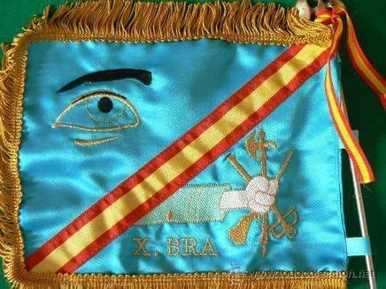 PlataformaMill1's tweet photo. Ayer 1 de Enero, se cumplían 87 años que se creó la #XBandera del #Tercio por el comandante D. Manuel Rodríguez Volta, en #TalaveraDeLaReina.
El Guión ostenta un ojo y un brazo izquierdo empuñando el emblema de #LaLegión, en recuerdo de las mutilaciones del Fundador. https://t.co/giRv68d5hT