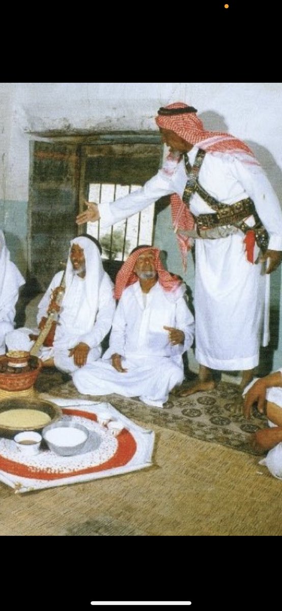 1dqh7's tweet photo. ياعالفة القات 
أول من صنع ولبس "الجنبية"
هم أهل "نجد" في حضارة المقر التي تعود إلى 9 آلاف سنة ووجد فيها خناجر حجرية يدلل على معرفتها ووجودها وأرتدائها.

ومنها تعلم ( علفاء القات ) وباقي الشعوب صناعة ولبس الخناجر والجنابي.

وهذه صور ترجع لقبائل زهران قبل اكثر من ٨٠-٤٠ سنة https://t.co/FGhPsiIalA
