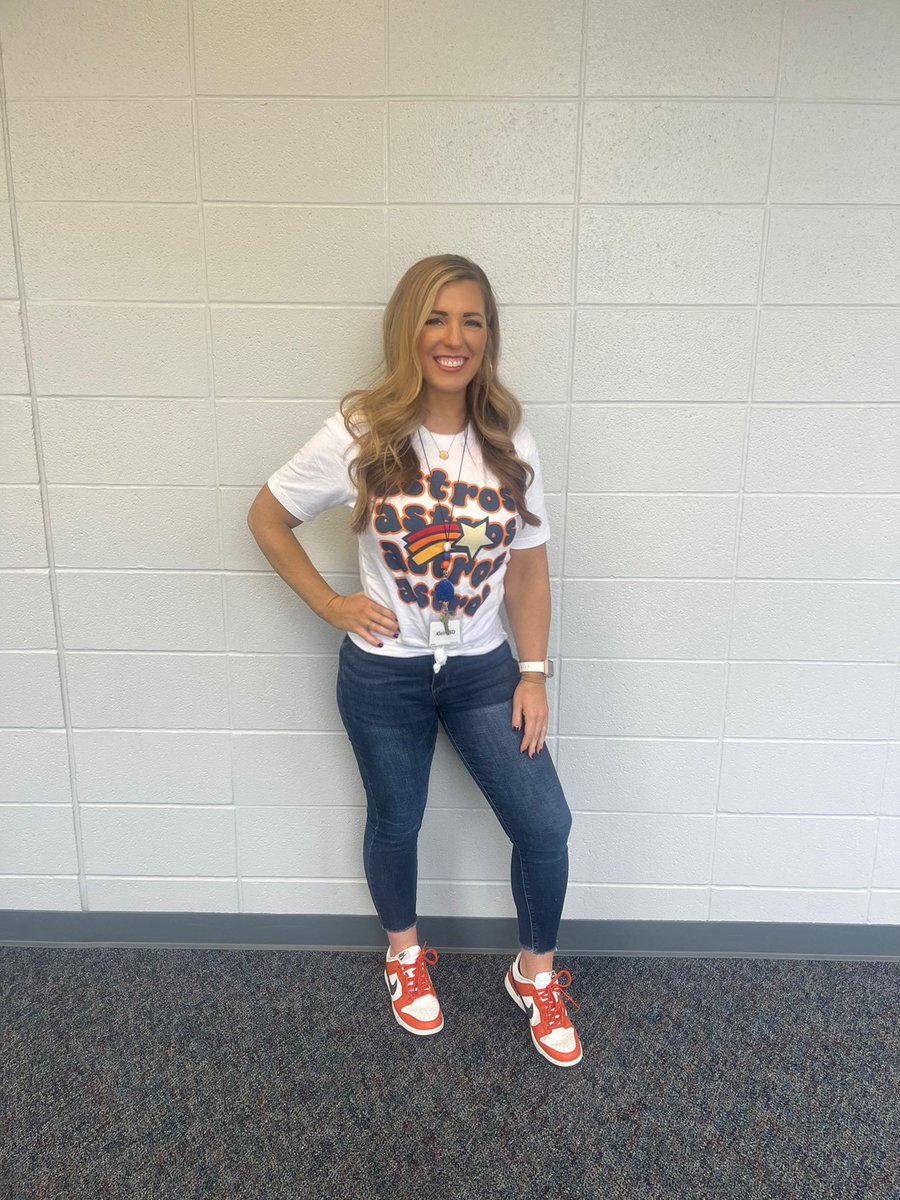 camibrown1984's tweet photo. If I had to be back at work today, at least I’m doing it in style with my @HoustonSportsA shirt and my new kicks! Did I mention only 86 days until opening day?? #astros #ready2reign https://t.co/qtZeG4jKde