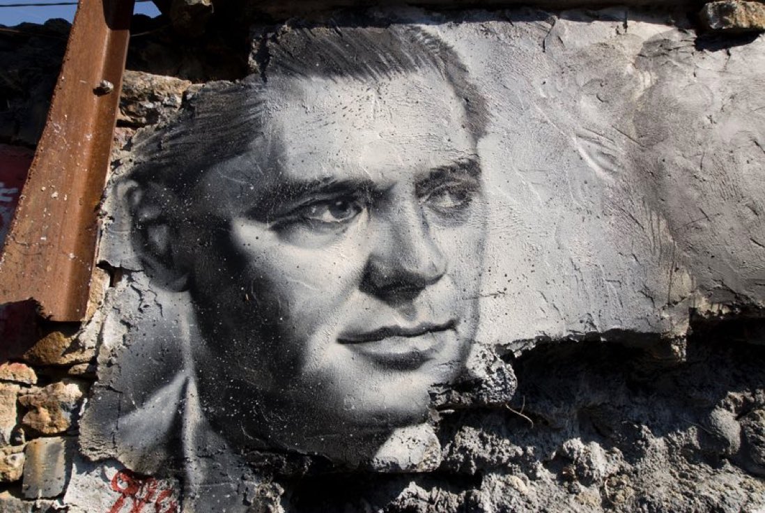 Le 2 janvier 1942, Jean Moulin est parachuté en France pour organiser la Résistance.