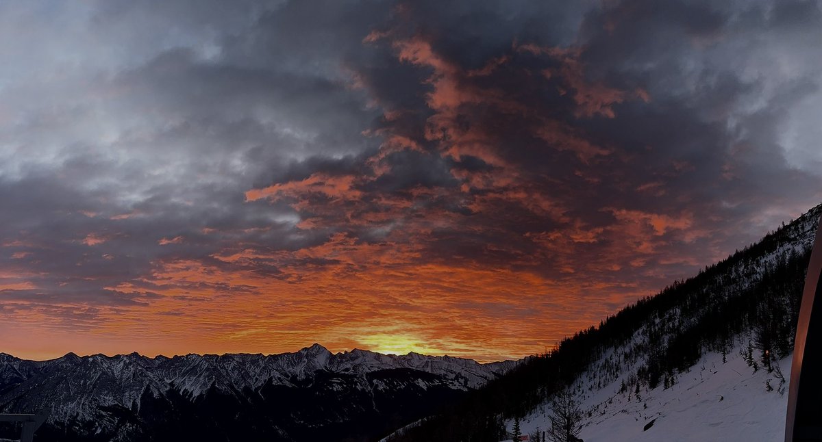 Washed_Up's tweet photo. Another beautiful #chinook #sunrise as seen from the top of #Goldexpress @SkiNakiska in #Kananaskis valley #January2024 #abstorm #ShareYourWeather https://t.co/XmlTdLk9lu