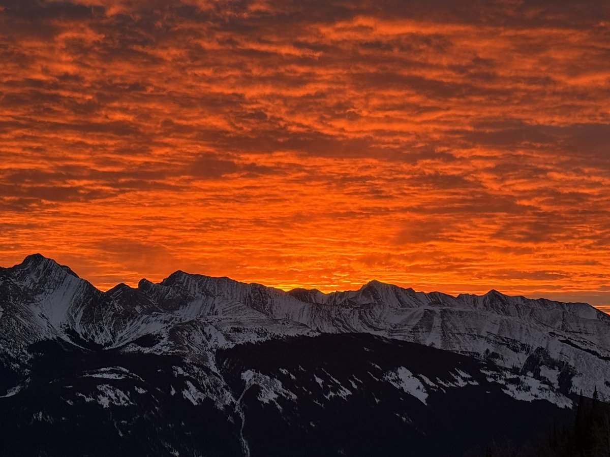 Washed_Up's tweet photo. Another beautiful #chinook #sunrise as seen from the top of #Goldexpress @SkiNakiska in #Kananaskis valley #January2024 #abstorm #ShareYourWeather https://t.co/XmlTdLk9lu
