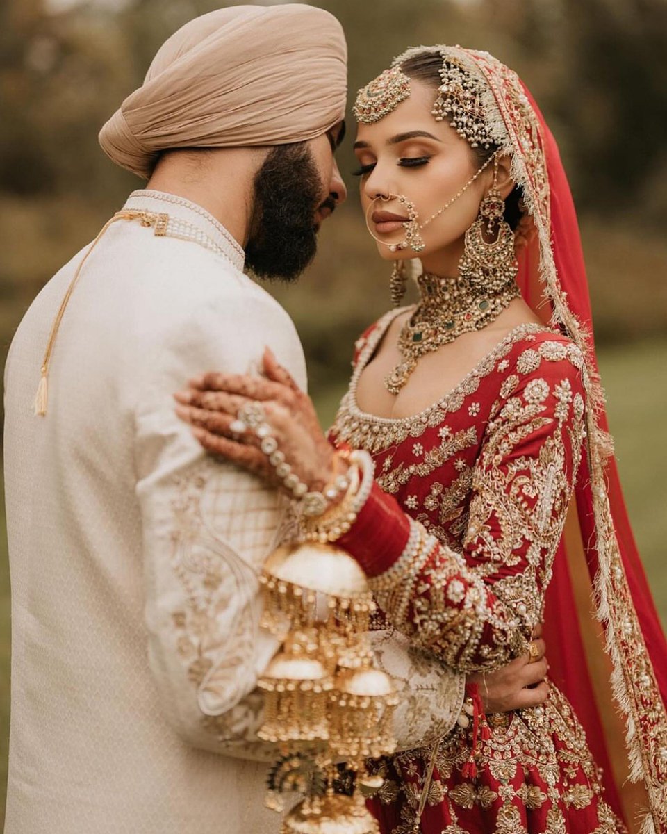 So much of a wedding is about stories—the ones you make to look back on 📖; and the ones passed down to you that you pay homage to as you wed. Our lovely client across the border, Jaspreet shares such a moment as she mesmerizes in the gorgeous Ali Xeeshan bridal. 💖👰