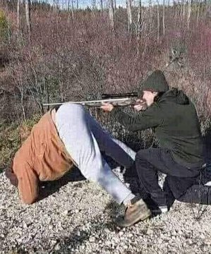 ما ترتكز شوكة امريكا مع من ركز.
راسه و باقي معاها ف العرب ألف طيز.

نشّن من الفرق يا (بايدن) و فك الحِجَز.
و لا معك من خسارة غير كلمة (بليز).

تحالف العالم المثلي و حلف المزز.
مجموع جحرين في سروال (عبد العزيز).