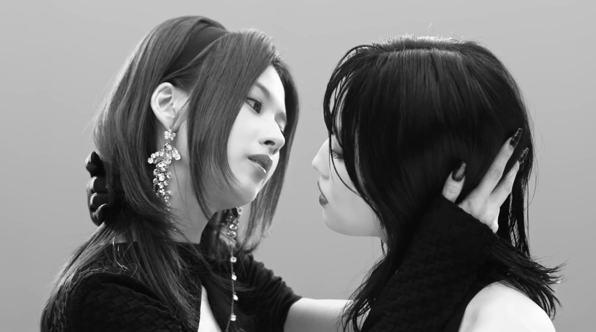 M0HYO's tweet photo. samo being put to work for queerbaiting https://t.co/eb94fquONU