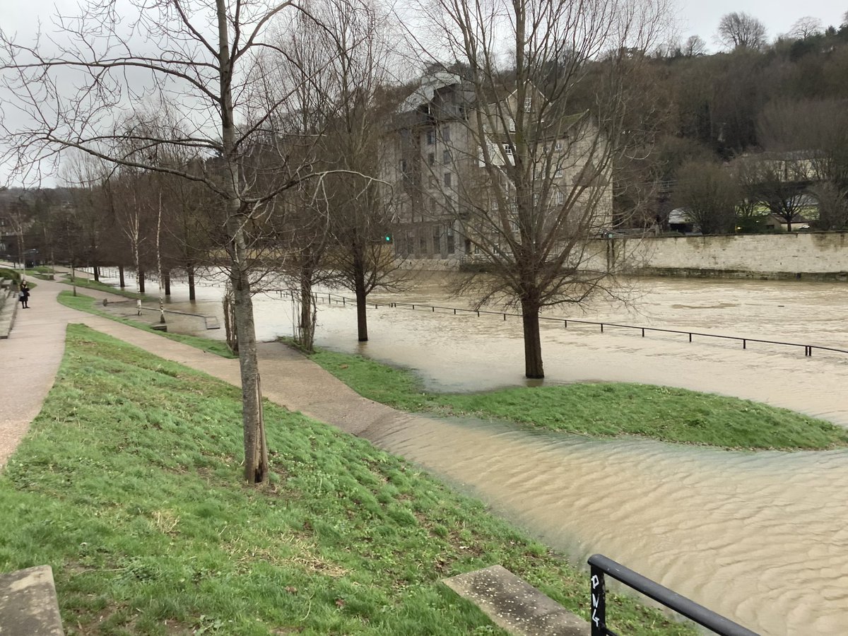 Small #flooding of River #Avon in central #Bath, UK today has left pedestrian walkways underwater #flood_resilience