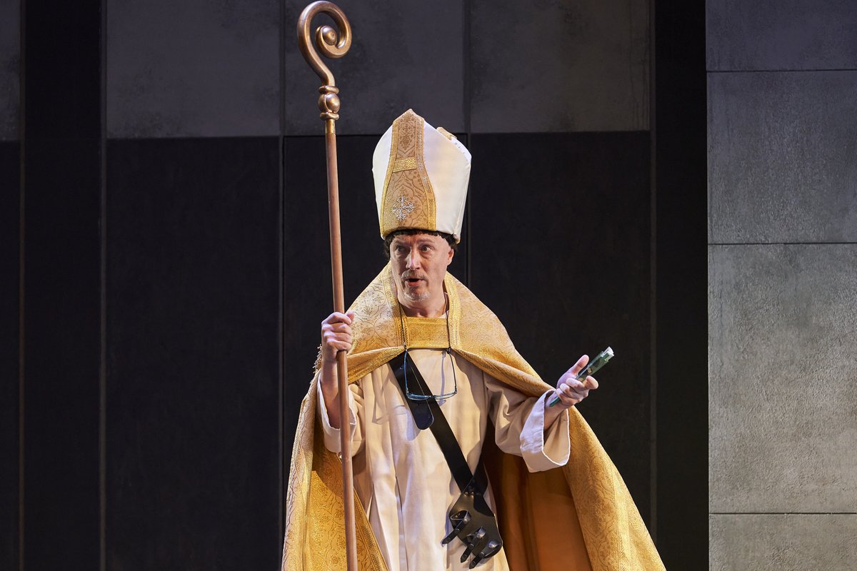 Teatre_Goya's tweet photo. ✝ Xavier Bertran interpreta 4 personatges. El CEO, preocupat perquè l'actor no troba el to, el Bisbe de Lleida i l'Arquebisbe de Narbona, personatges històrics imprescindible, i en Rogelio, un vigilant molt peculiar…
No et pots perdre #Conqueridors!
🎟️ https://t.co/dlZuoe1qKX https://t.co/RtMTz9ReeD