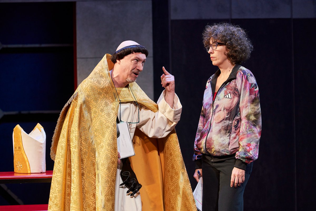 Teatre_Goya's tweet photo. ✝ Xavier Bertran interpreta 4 personatges. El CEO, preocupat perquè l'actor no troba el to, el Bisbe de Lleida i l'Arquebisbe de Narbona, personatges històrics imprescindible, i en Rogelio, un vigilant molt peculiar…
No et pots perdre #Conqueridors!
🎟️ https://t.co/dlZuoe1qKX https://t.co/RtMTz9ReeD