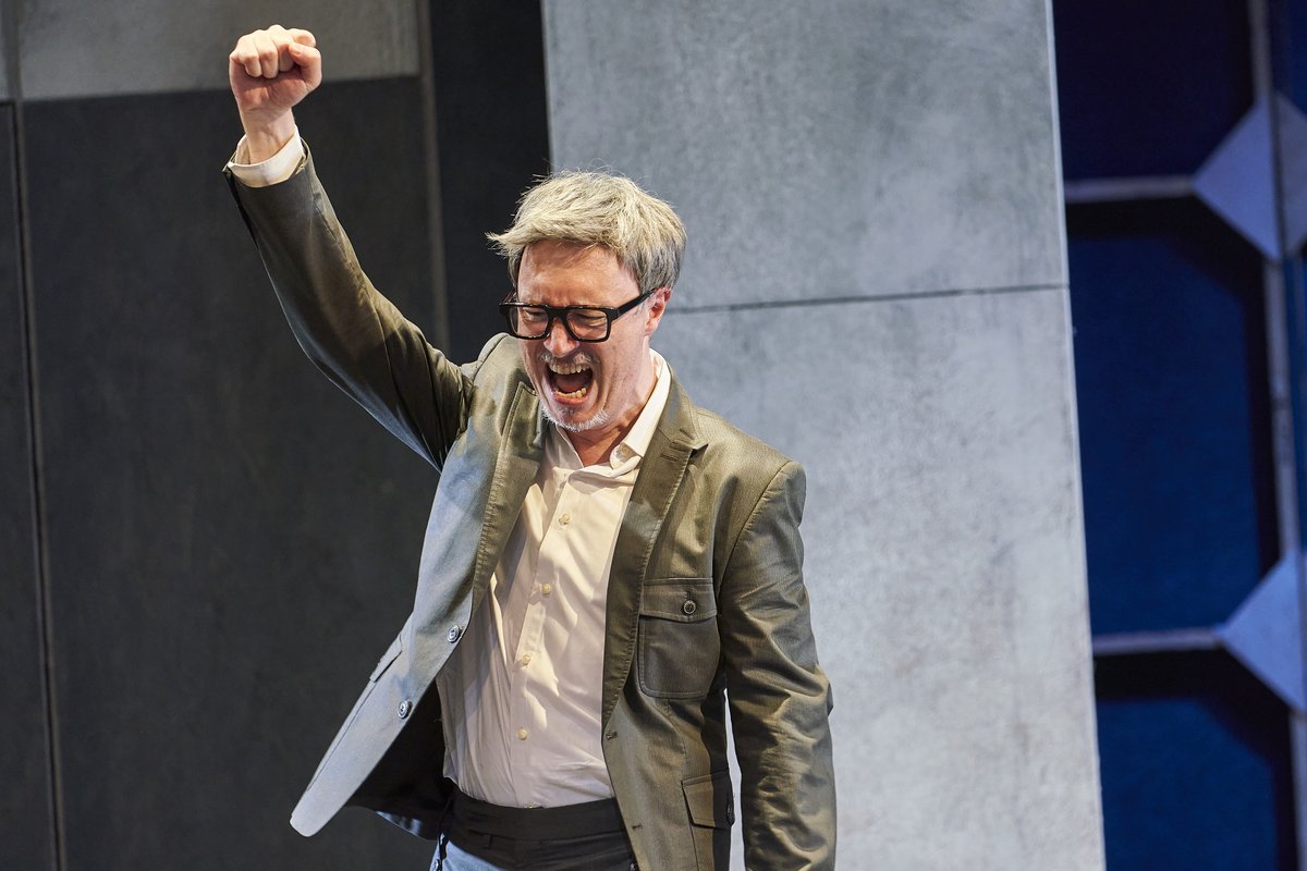 Teatre_Goya's tweet photo. ✝ Xavier Bertran interpreta 4 personatges. El CEO, preocupat perquè l'actor no troba el to, el Bisbe de Lleida i l'Arquebisbe de Narbona, personatges històrics imprescindible, i en Rogelio, un vigilant molt peculiar…
No et pots perdre #Conqueridors!
🎟️ https://t.co/dlZuoe1qKX https://t.co/RtMTz9ReeD