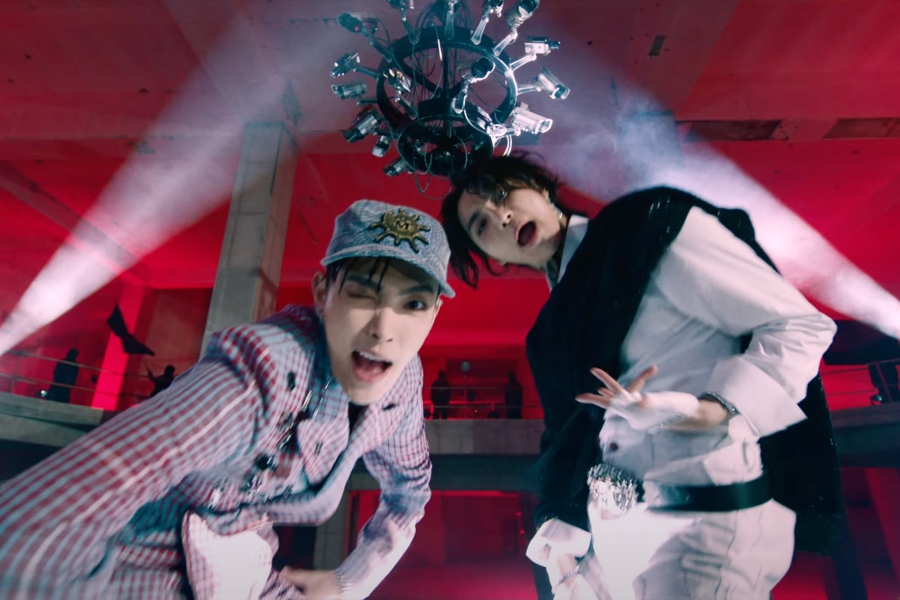 soompi's tweet photo. WATCH: #ATEEZ Drops Thrilling 1st Unit MV For #Hongjoong And #Seonghwa's "MATZ"
https://t.co/FpNBYXDeIc https://t.co/WtjaZZ8EIv