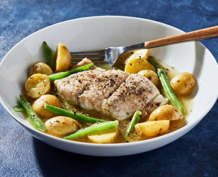 Ellie_Krieger's tweet photo. Say YES to more seafood & vegetables in 2024! This easy recipe is the ideal launch point, w/ flaky white #fish, crisp-tender #greenbeans & slices of potato, all immersed in a fragrant, emerald-speckled #pesto broth. https://t.co/4nb6M3nGXH #roastedfish #potatoes #weeknightdinner https://t.co/DmK3YAzkos
