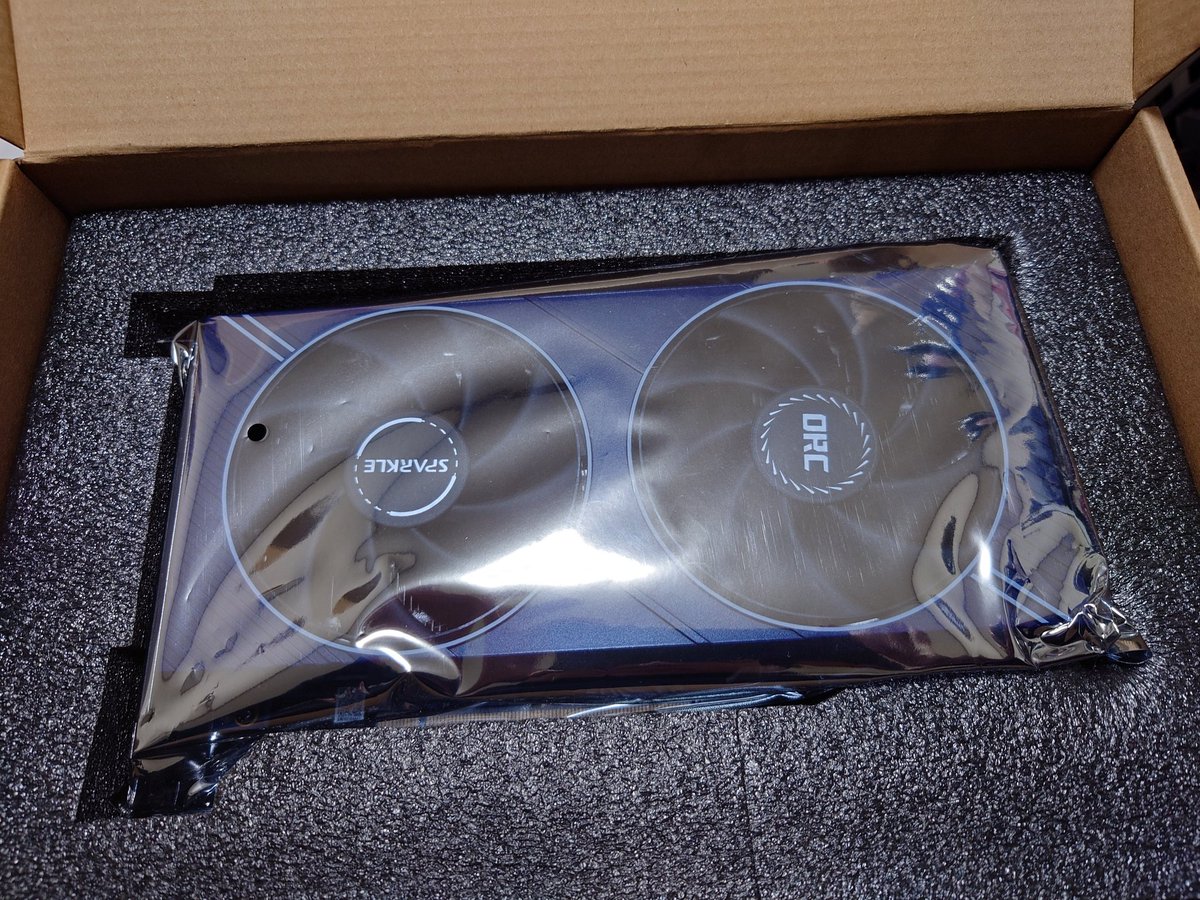 kaggaminn's tweet photo. 初めてグラボ新品で買った https://t.co/irPjOhMqqO