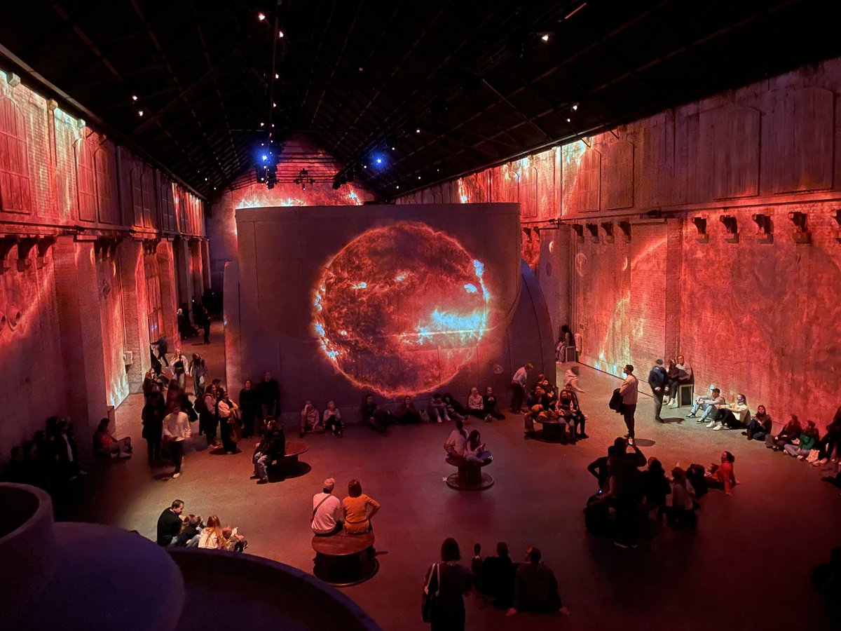 Astonishing graphic #exhibition ‘Destination Cosmos’ in Fabrique des Lumières Amsterdam. A perfect interplay with the music. Worth visiting!