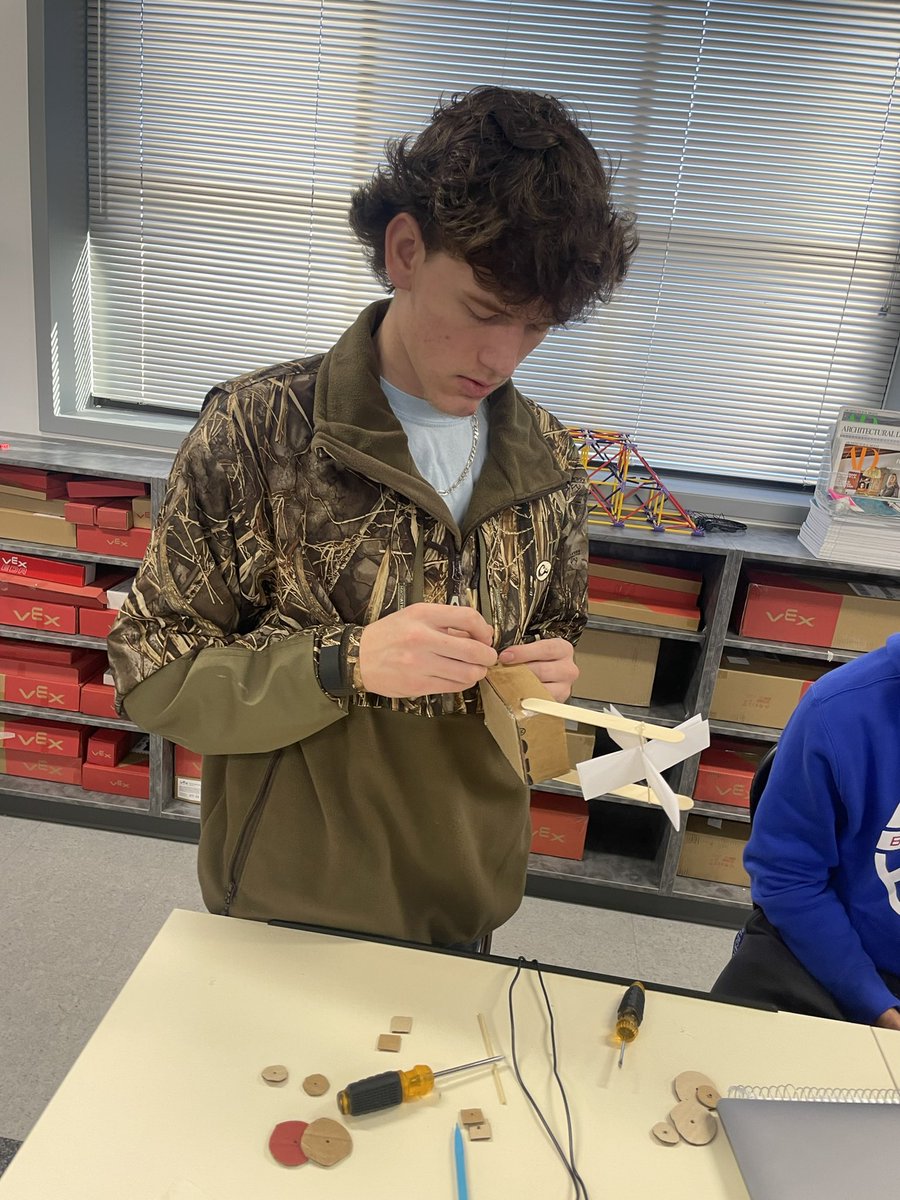 ACSLearns's tweet photo. Engineering students kicking off the semester with a project to build a self-propelled car that will safely transport passengers. https://t.co/HntUD2ItiX