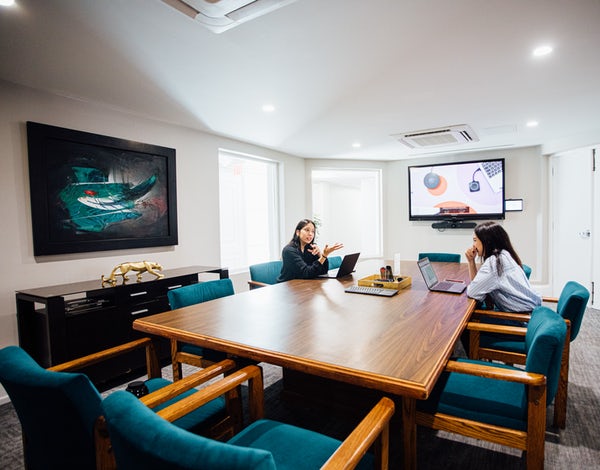 ✨ Because brainstorming in a coffee shop is so 2023 ✨  

Upgrade to a conference room for your eureka moments and unlimited coffee refills—caffeinated genius, here we come!

📍 Piloto 151 Miramar